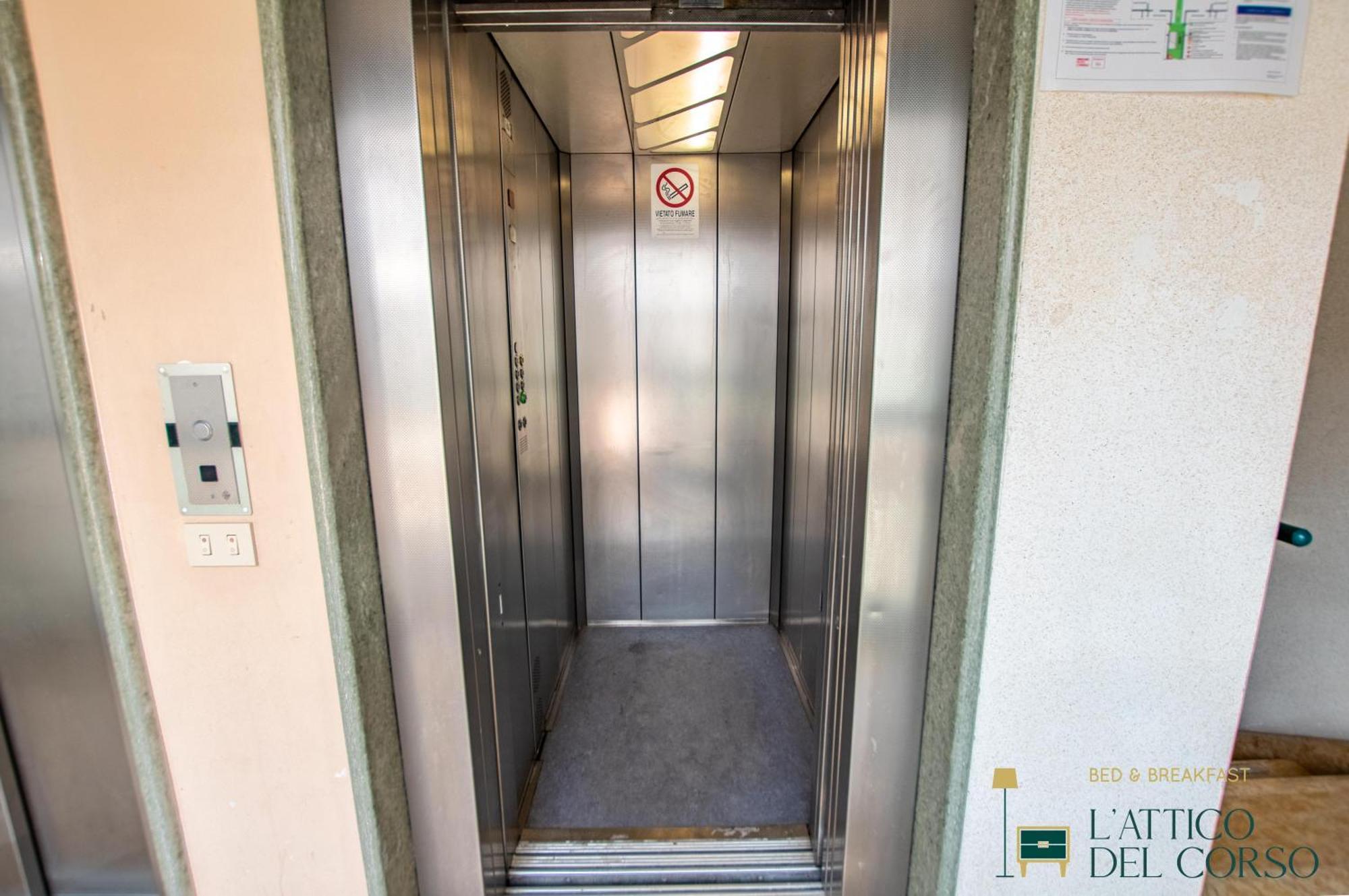 Apartamento L'Attico Del Corso Trieste Exterior foto