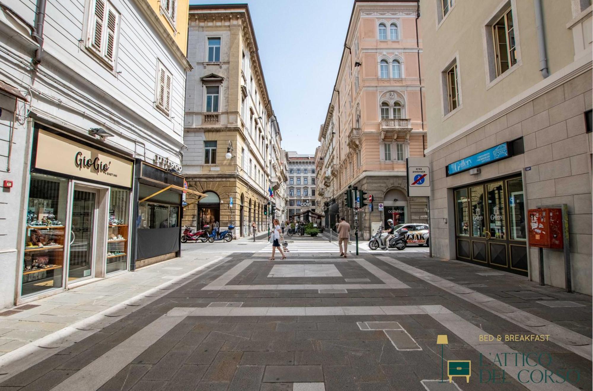 Apartamento L'Attico Del Corso Trieste Exterior foto