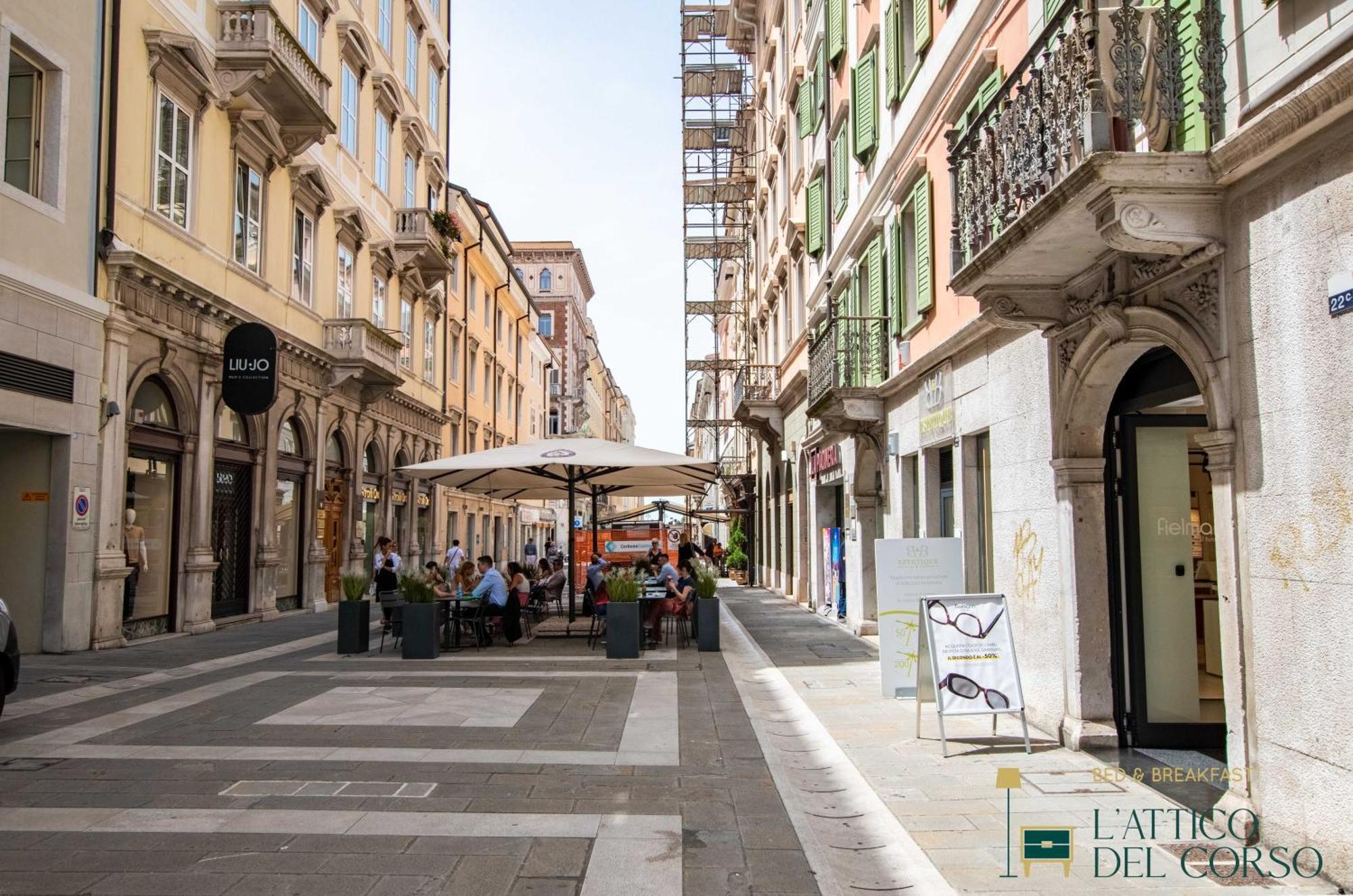 Apartamento L'Attico Del Corso Trieste Exterior foto
